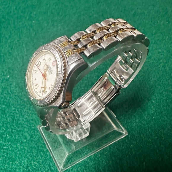 Women’s WENGER Swiss Army Brand Watch Vintage, New Battery 26mm Case - Picture 3 of 7
